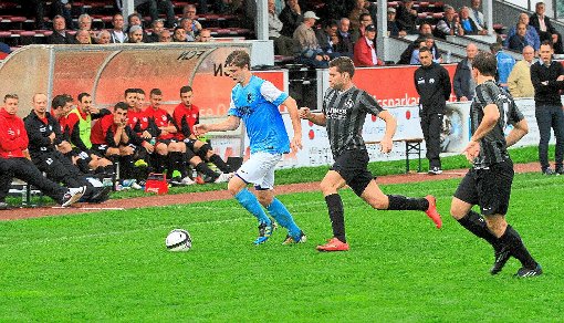 Fabian Mücke (am Ball) konnte im ersten Spielabschnitt immer wieder Impulse im Spiel des VfL Nagold setzen. Foto: Kraushaar