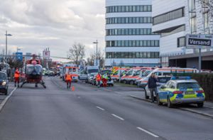 Nach der Explosion einer Briefbombein der Neckarsulmer Lidl-Zentralewaren viele Rettungskräfte vor Ort. Foto: 7aktuell/Simon Adomat