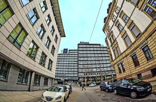 Stuttgart ist der zweitgrößte Standort der Allianz. In der Innenstadt, hier an der Karlshöhe, arbeiten 4500 Mitarbeiter – noch, denn sie sollen in den nächsten Jahren umziehen in den Allianz-Park in Stuttgart-Vaihingen. Foto: Lichtgut/Max Kovalenko