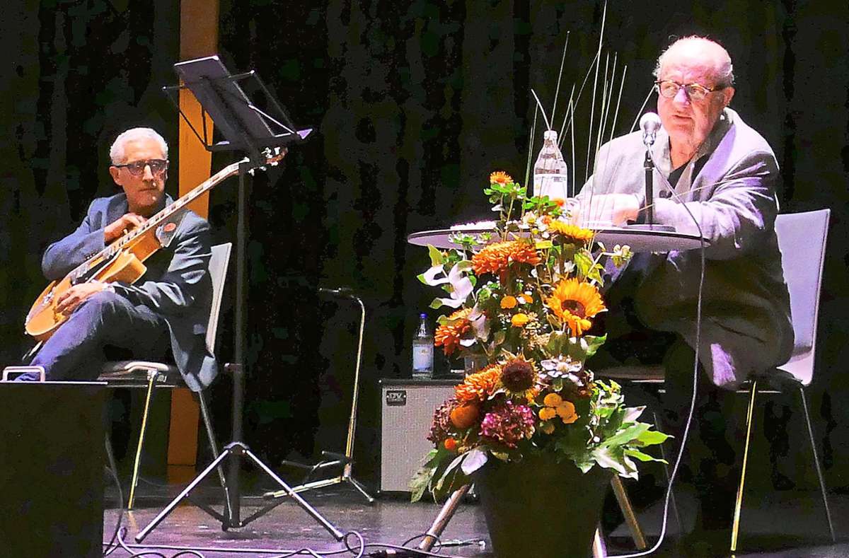 Lesung mit Vincent Klink im Nagolder Kubus, begleitet von Jazzgitarrist Lorenz Petrocca Foto: Stadler