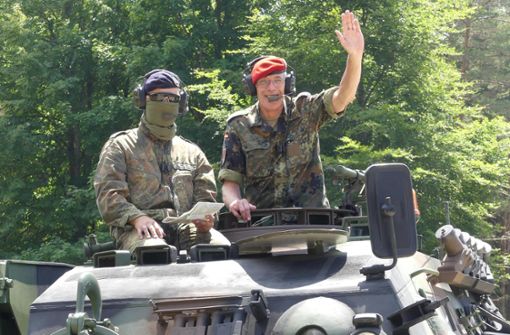 Udo Eckbrett wird zum Abschied mit einem Bergepanzer vom Truppenübungsplatz gefahren. Foto: Grimm