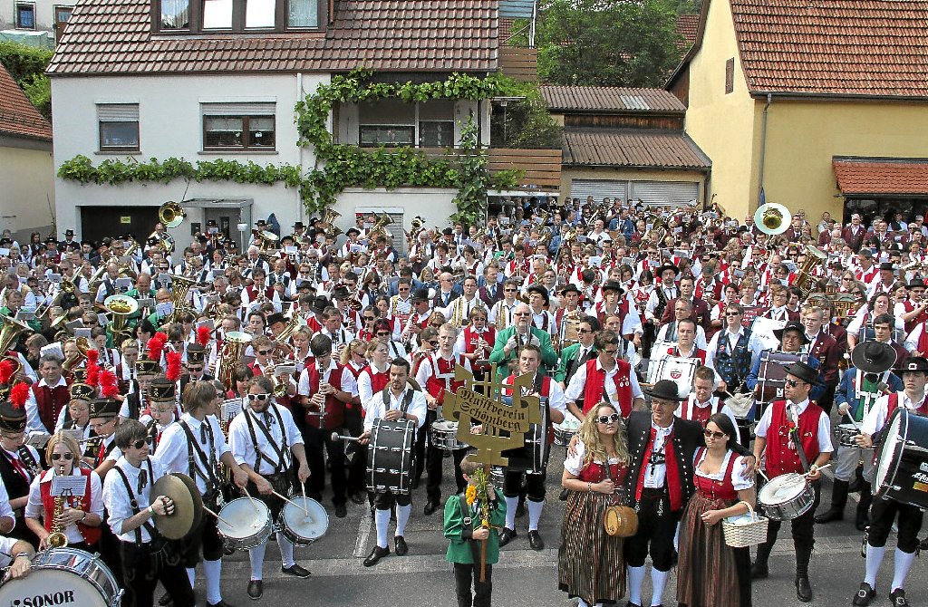 Mehr als 800 Blasmusiker beteiligten sich am Massenchor auf dem Gündringer Dorfplatz.