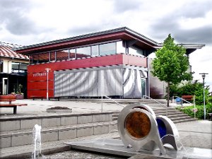Blickfang mit Durchlässigkeit – das repräsentative Schmetterlingsdach vom Sitzungssaal des Loßburger Rathauses muss dringend grundsaniert werden.  Foto: Steffens Foto: Schwarzwälder-Bote