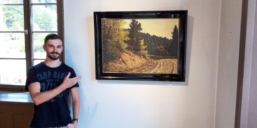Kurator David Kuhner zeigt auf sein Lieblingsbild des Schramberger Künstlers. Foto: Riesterer
