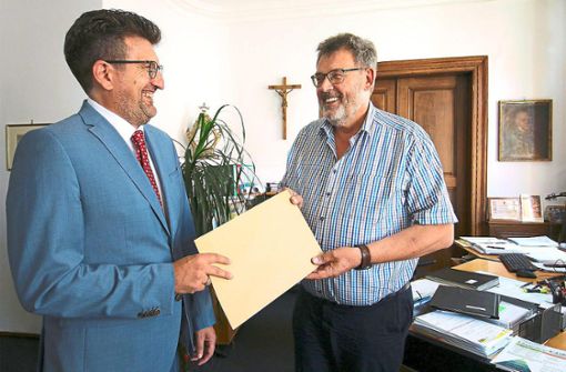 Ralph Gerster (links) zusammen mit Bürgermeister Thomas Kugler bei der Abgabe seiner Bewerbung im Pfullendorfer Rathaus. Foto: Gerster