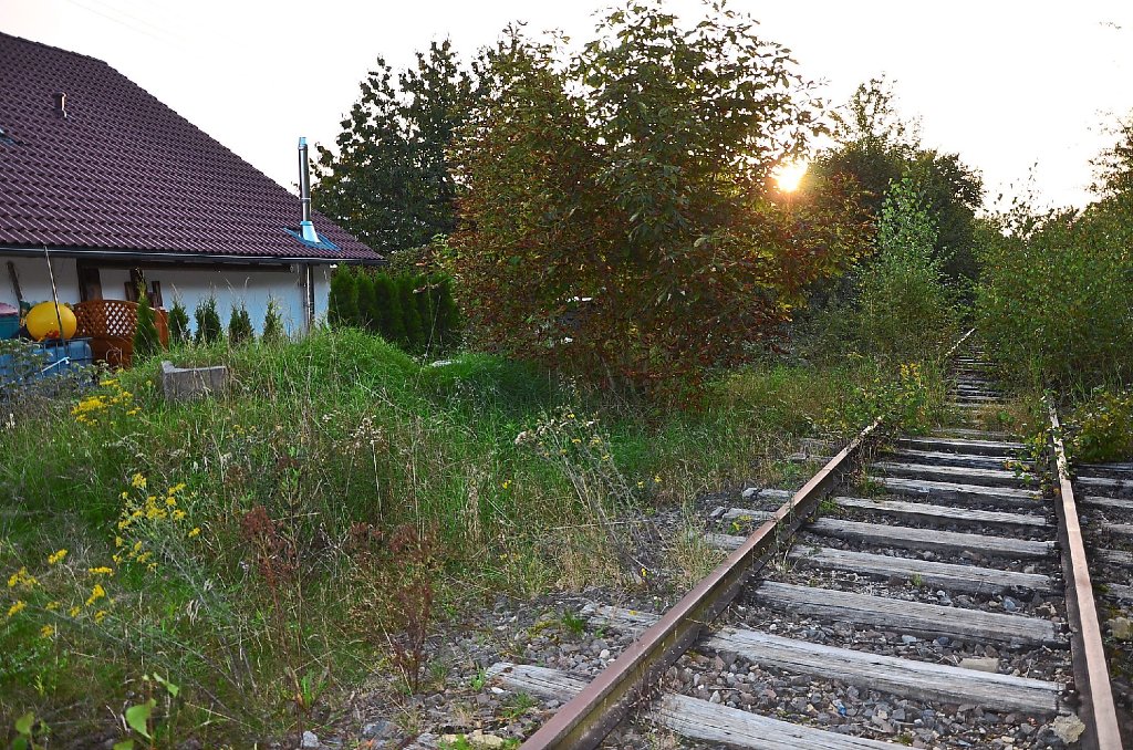 Die Bahntrasse führt in Ostelsheim teilweise ganz dicht an  Wohnhäusern vorbei. Foto: Bausch Foto: Schwarzwälder-Bote