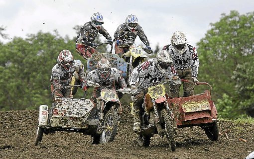 Spannende Rennen liefern sich die Motocrosser am Wochenende in Obernheim – auch mit Seitenwagen. Foto: Kara