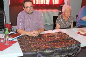 Stefan Blum und Gisela Blum zeigen eine von einem türkischen Händler gekauften Tischdecke. Foto: Paskal