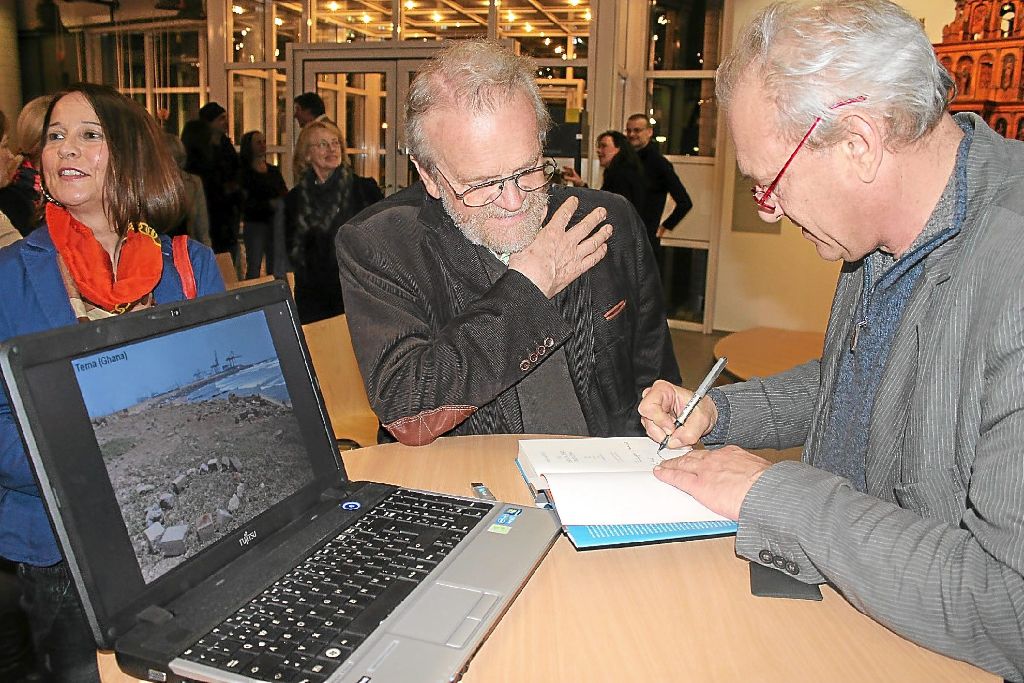Alfred Van Cleef beim Signieren seiner Bücher. Foto:Frank-Gauckler Foto: Schwarzwälder-Bote