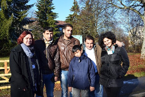 Ein bisschen ist das Lächeln noch verhalten, aber die syrische Familie ist froh, dem Bürgerkrieg entronnen zu sein. Foto: Holbein Foto: Schwarzwälder-Bote