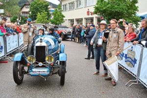 Ein Oldtimer des französischen Herstellers Rally fährt durch Baiersbronn. Foto: Braun