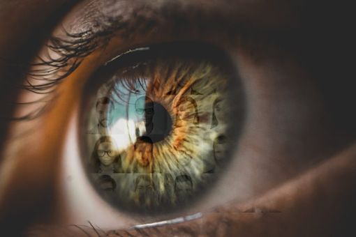 Dieses Auge sieht fast alles: Kripobeamte  als Super-Recogniser. (Symbolfoto) Foto: pixabay, © deagreez – stock.adobe.com / Montage: Kleinau