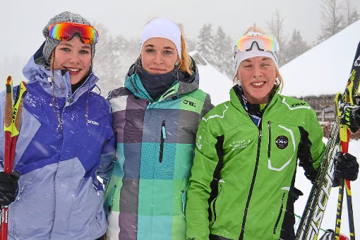 Überlegene Schwarzwald-Staffelmeister der Damen wurde das Schneider-Geschwistertrio des Ski-Teams Schonach-Rohrhardsberg mit Startläuferin (von links) Saskia, Tanja auf der zweiten Teilstrecke, und Schlussläuferin Pia, die den Erfolg in trockene Tücher brachte.  Foto: Junkel Foto: Schwarzwälder-Bote
