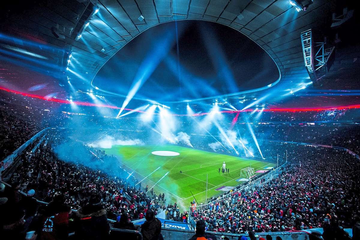 Auch ein Projekt von Orange Production: Der FC Bayern München richtet in der Münchner Allianz-Arena jährlich eine Art Dankesveranstaltung für seine Fans aus.  Mit im Boot  ist das Unternehmen aus  Riedböhringen, das   für einen reibungslosen technischen Ablauf der Show sorgt.