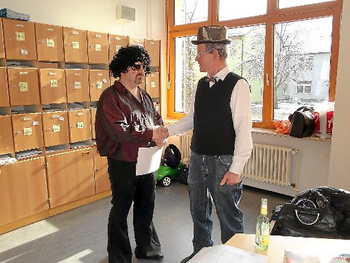 Rektor Wolfram Möllen (links) gratuliert Werner Wiemer zum Dienstjubiläum.  Foto: Eichendorffschule Foto: Schwarzwälder-Bote
