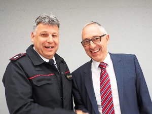 Christian Krause wurde zum neuen Abteilungskommandant der Schwenninger Feuerwehr gewählt. Der erste Gratulant war Oberbürgermeister Rupert Kubon. Foto: Streck