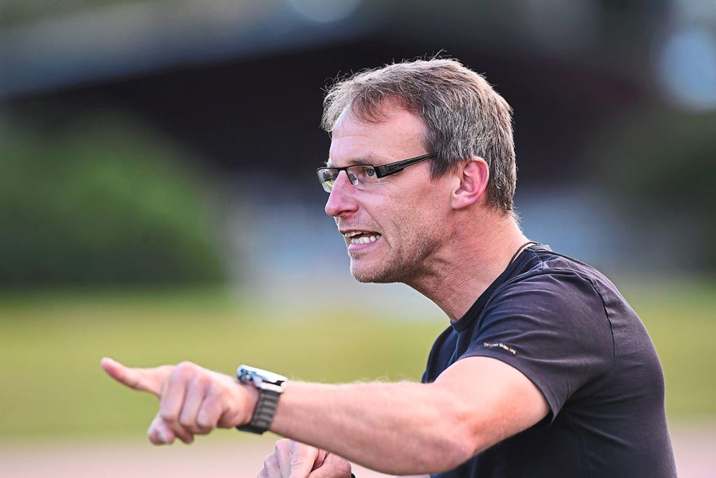 Oktober/Landesliga: Markus Knackmuß, seit zweieinhalb Jahren Trainer beim Landesligisten FC Furtwangen, ist von seinem Amt zurückgetreten. Knackmuß teilte der Vorstandsetage der Bregtäler mit, dass er mit sofortiger Wirkung nicht mehr zur Verfügung stehe.