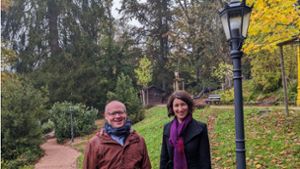 Tiefbauleiter Konrad Ginter und Oberbürgermeisterin Dorothee Eisenlohr freuen sich über die neue Beleuchtung. Foto: Stadt Schramberg