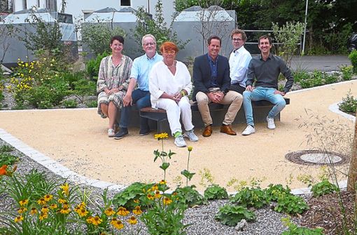 Stadträte und Vertreter der Ortschaftsverwaltung den Mini-Park am Ortseingang von Stetten offiziell eingeweiht. Foto: Buckenmaier