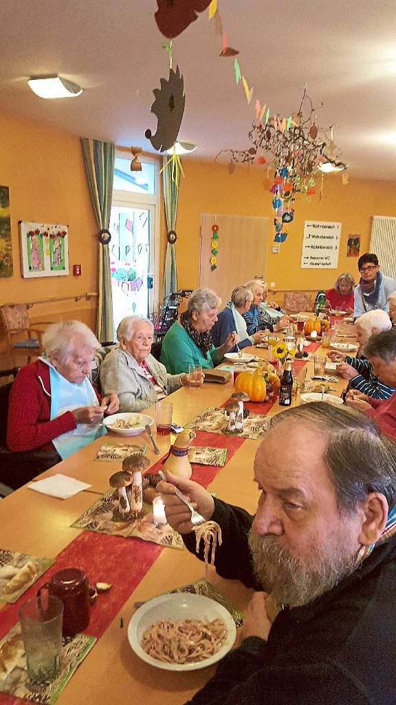 Es schmeckt: Die Senioren im Dietinger Altenheim erleben ein schönes Herbstfest.
