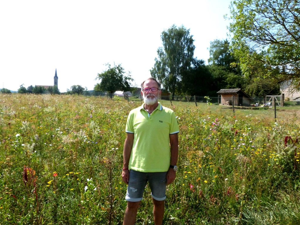 Bernd Striffler steht vor seiner Blumenwiese. Der Anblick bereitet mir jeden Tag Freude, sagt er.  Foto: Merk