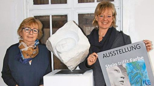 Margarete Retzbach (links) und  Andrea Pfrengle stellen ihre Kunstwerke im Triberger Kurhaus aus. (Archivfoto) Foto: Christel Börsig-Kienzler