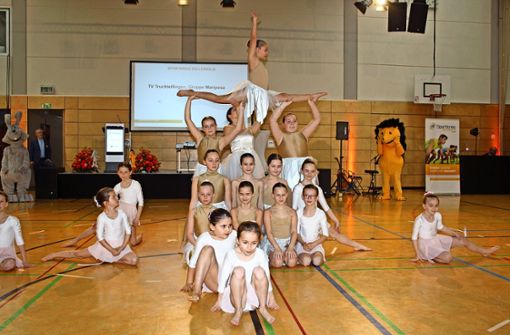 Die Gruppe Mariposa des TV Truchtelfingen eröffnete den Festakt mit akrobatischen Einlagen. Foto: Sauter