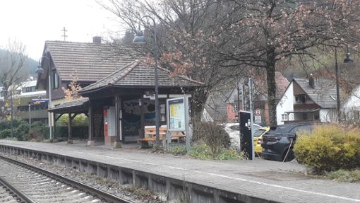 Der Bahnsteig am Haltepunkt  „Schiltach Mitte“ wird kommendes Jahr verlängert und erhöht. Noch unklar ist, ob das Wartehäuschen der Stadt erhalten oder durch zwei Standardmodelle der Bahn ersetzt wird. Foto: Jambrek
