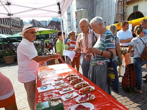 Marktorganisator Jürgen Rust ließ die Marktbesucher unter anderem von seinem Rote-Beete-Meerrettich-Aufstrich probieren.  Foto: Stocker Foto: Schwarzwälder Bote