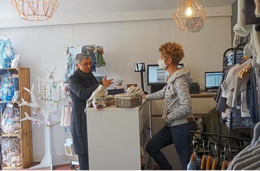 Karin Wahl (links) berät Stefanie Linkenheil, Inhaberin von Little Life zur Gestaltung ihres Verkaufsraums. Foto: Moser
