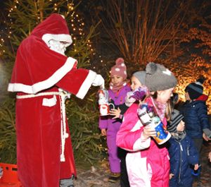Der Nikolaus verteilt an die Kinder Geschenktüten gefüllt mit Süßigkeiten.  Foto: Born Foto: Schwarzwälder Bote