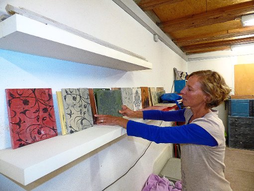 Anita Flößers kunstvoll gestaltete  Kacheln sind echte Hingucker. Foto: Schwarzwälder-Bote