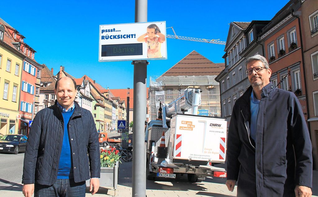 Bürgermeister Christian Ruf (links) und Fachbereichsleiter Bernd Pfaff mit dem neuen Lärmdisplay. Foto: Stadt Rottweil
