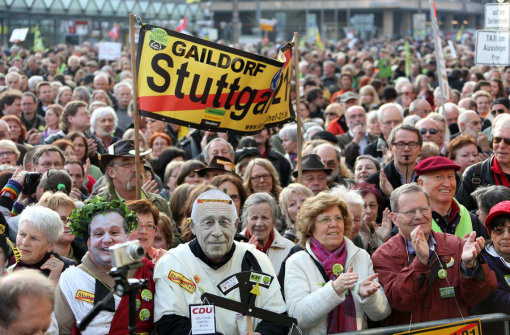 Tausende haben am Montagabend erneut gegen das umstrittene Bahnprojekt Stuttgart 21 demonstriert. Foto: Beytekin