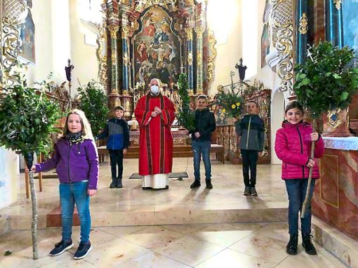 Diakon Stephan  Drobny und die  Kommunionkinder beim Gottesdienst am Palmsonntag in der Schörzinger Kirche. Foto: Maier Foto: Schwarzwälder Bote