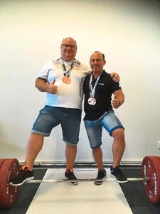 Zwei starke Typen: Torsten Böttcher (links) und Jürgen Braun zeigten  in Schweden ihre ganze Klasse an den schweren Hanteln. Foto: Böttcher Foto: Schwarzwälder-Bote