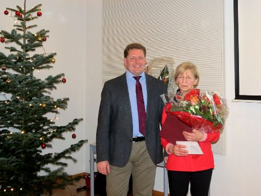 Ortsvorsteher Thomas Hartmann verabschiedet Hannelore Braitsch  in den Ruhestand. Foto: Rohr Foto: Schwarzwälder-Bote