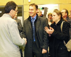 Bürgermeister Manfred Bopp war der erste Gratulant nach dem Wahlsieg von Markus Zeiser, mit dem sich seine Frau Daniela freut. Foto: Eyrich