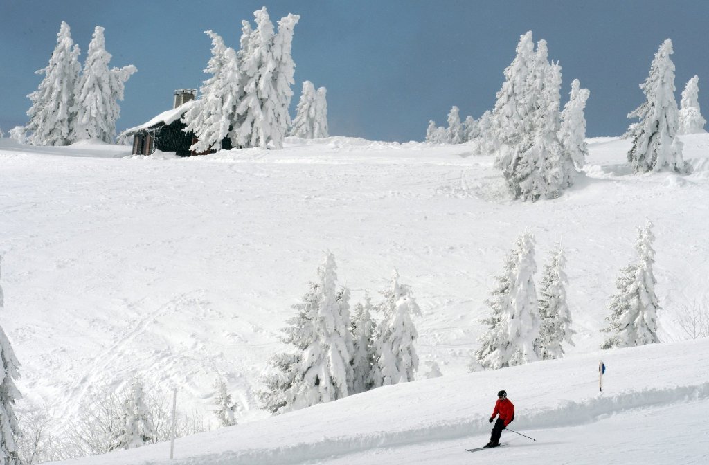 Auf dem Feldberg ist ein Skitourengänger von einer Lawine erfasst worden. (Symbolfoto) Foto: dpa