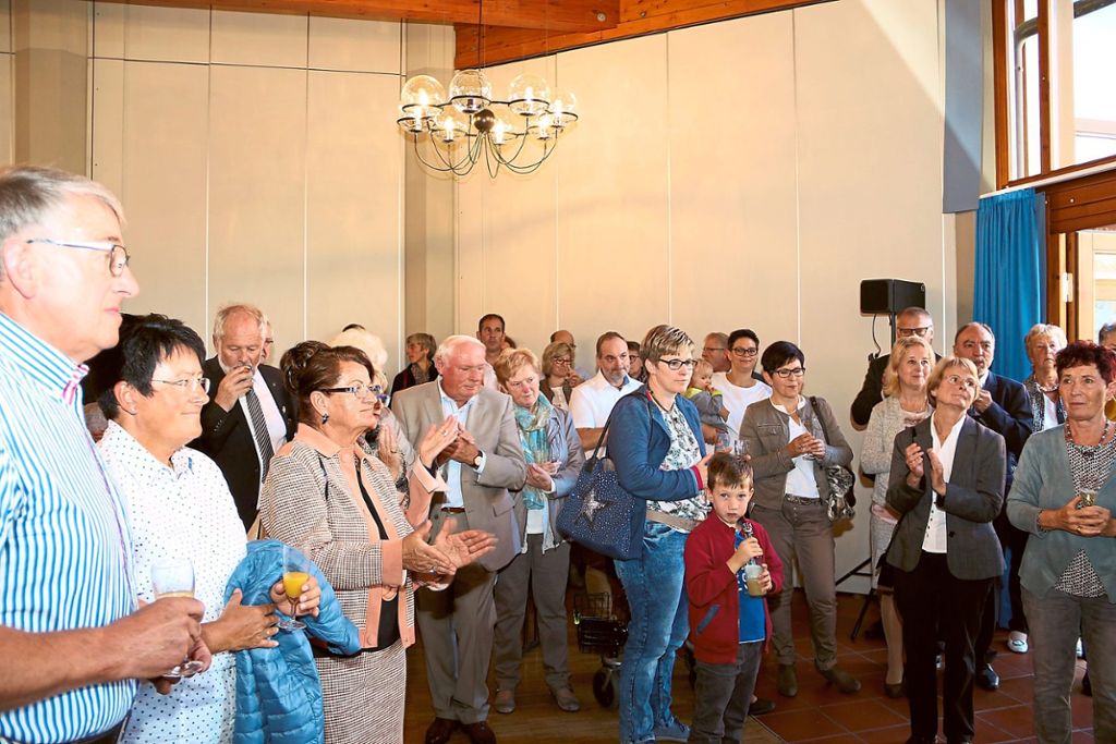 Zahlreiche Besucher versammeln sich nach dem Gottesdienst in der Hohenzollernhalle, um die Grußworte zu hören. Fotos: Wahl