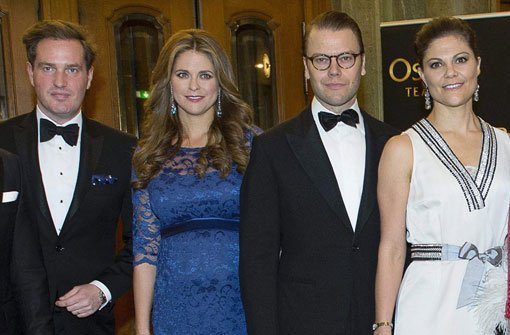 Zusammen mit ihrem Ehemann Chris ONeill (links), ihrer Schwester Victoria und ihrem Schwager Daniel kommt die schwangere Prinzessin Madeleine (zweite von links) ins Stockholmer Oscars Theater. Foto: dpa