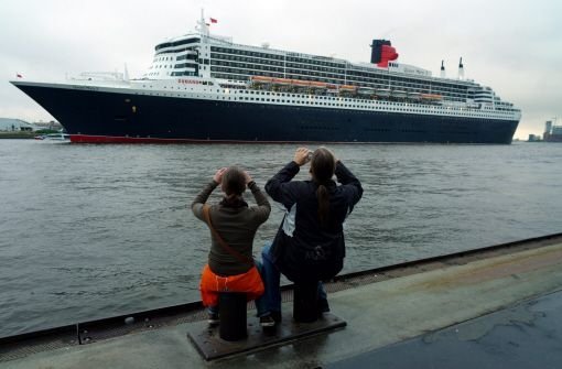 Das Kreuzfahrtschiff Queen Mary 2 fährt in den Hafen von Hamburg ein. Gegen 22.30 Uhr läuft sie Richtung Nordkap wieder aus. Foto: dpa