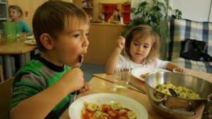 Beim Kita-Essen vergeht manchen Eltern Appetit