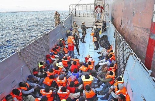 Gerettete Flüchtlinge vor Lampedusa: Am 25. Oktober wurden in mehreren Einsätzen  mehr als 800 Flüchtlinge aufgegriffen, die über das Mittelmeer nach Europa wollten Foto: ANSA