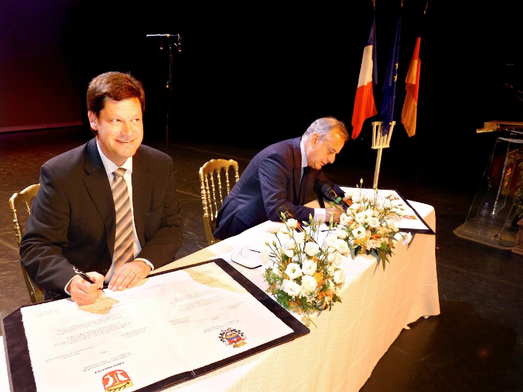 Oberbürgermeister Julian Osswald (links) und Bürgermeister Jacques Kossowski bekräftigten durch ihre Unterschriften die Freundschaft zwischen Freudenstadt und Courbevoie. Foto: Breitenreuter