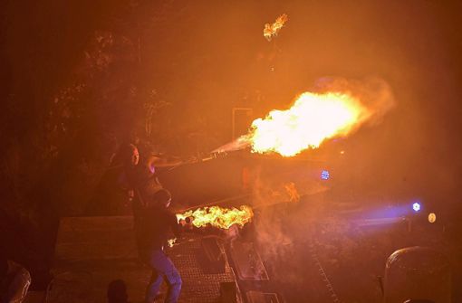 Ein Höhepunkt jeder Feuershow von Saraph ist die Megaflamme, die er mit einem umgebauten Dampfstrahler abschießt. Für eine 20-sekündige Flamme gehen jeweils 20 Liter Petroleum drauf. Foto: Sprich
