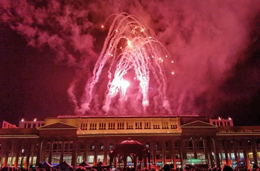 Ein Feuerwerk vom Dach der Königsbau-Passagen markierte den farbenfrohen Höhepunkt der langen Einkaufsnacht 2014 in Stuttgart. Foto: Leserfotograf tiffy
