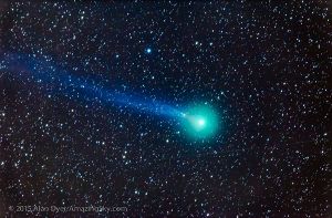 Der Komet Lovejoy zieht einen grünen Schweif hinter sich her. Foto: Alan Dyer/amazingsky.com/dpa
