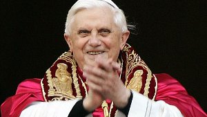 Papst Benedikt XVI. gibt Pontifikat ab