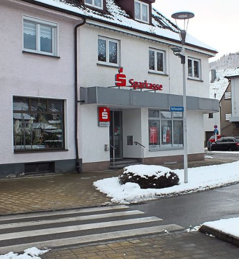 Die Sparkassen-Filiale in Truchtelfingen ist eine der Niederlassungen, die schließen. (Archiv-Foto) Foto: Roth